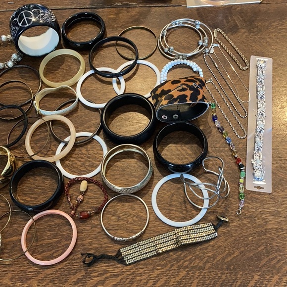 Huge lot of assorted estate sale ladies/girls jewelry, pins, pendants, earrings+ - Picture 2 of 12